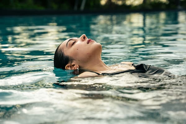 Meditasi mengapung di HOT POOL
