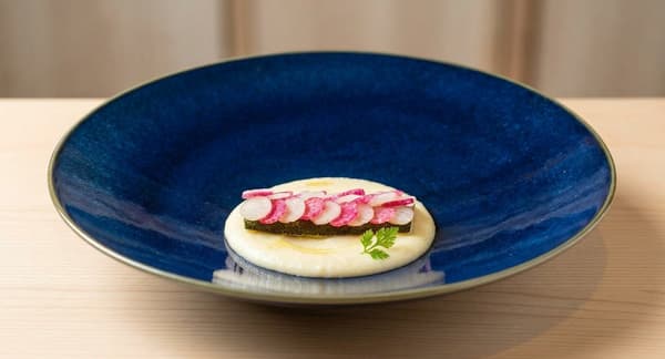 Un plato sobre un plato azul