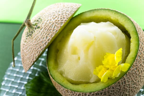 盛装在整颗哈密瓜中的冻哈密瓜代基里