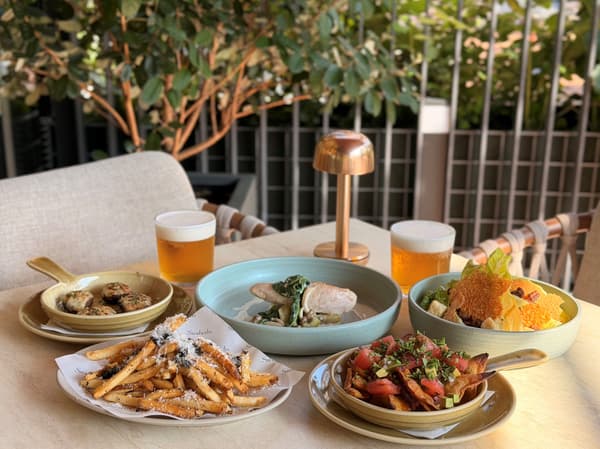 Hidangan yang disajikan dengan bir di teras Sarabeth's BASEGATE Yokohama Kannai