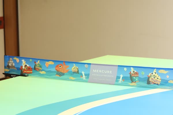 桌面印有唐津宮日祭與虹之松原圖案的特製球桌