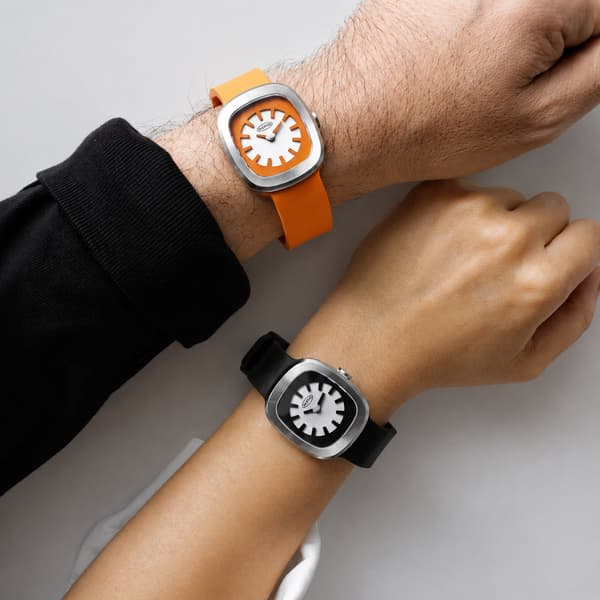 Casing berukuran 33,3 mm x 38 mm berfungsi sebagai jam tangan uniseks yang bisa dipakai bersama