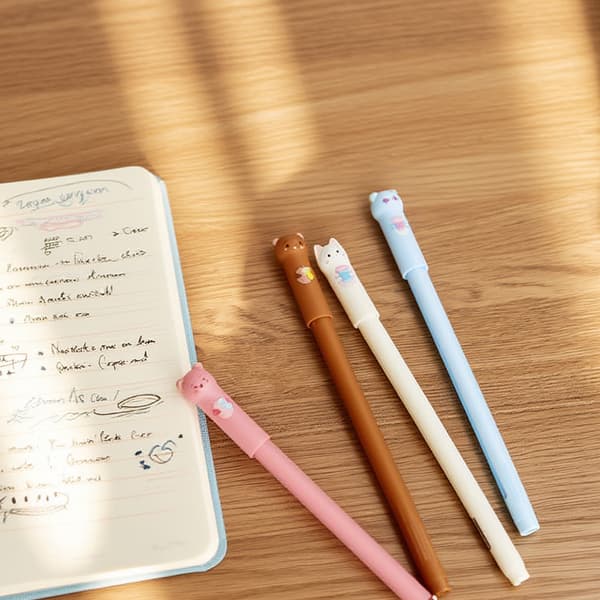 Sticky notes with balloon and croissant designs