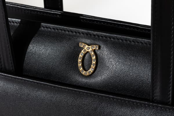 รายละเอียดตราสัญลักษณ์ Launer London รุ่น Eleanor