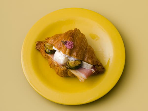 樱花香味春季蔬菜培根羊角面包 535 日元 / Curly's Croissant TOKYO BAKE STAND