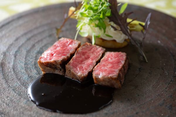 Loin Daging Sapi Hoshizora no Kuroushi Hokkaido Panggang dengan Kentang Panggang, Asparagus, dan Saus Périgueux