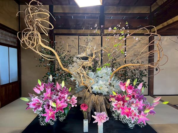 Obra de ikebana en una sala de tatami