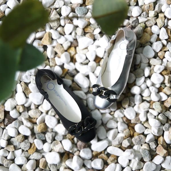 Zapatos planos nouvelleRobe Oú con detalle de cadena