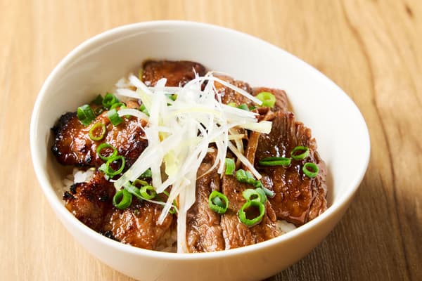 Amano Seinikuten 的炭烤甲州牛盖饭