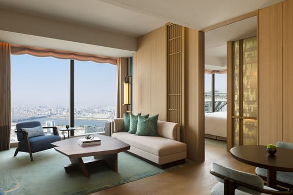 Sala de estar de la suite con vistas al río Yodo
