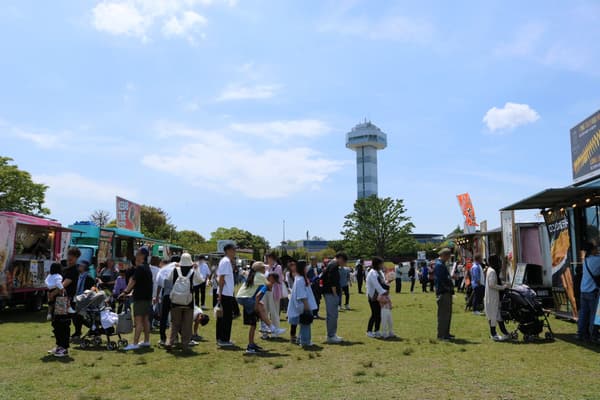Escena de fiesta de camiones de comida
