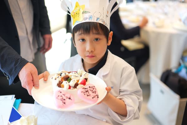孩子們製作的裝飾完成甜點