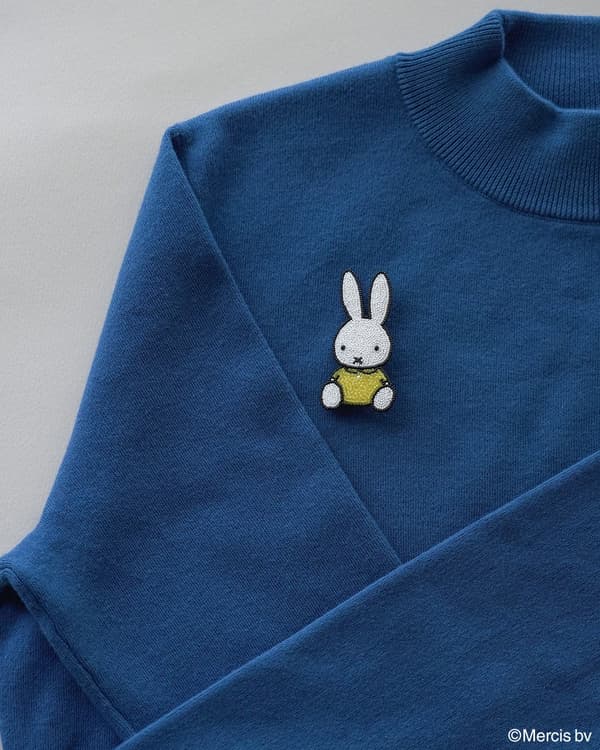 Broche Miffy mf-b002 llevado en un suéter