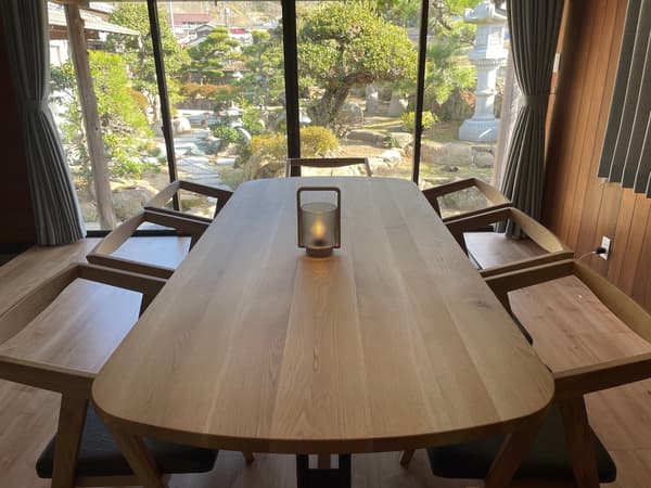 餐具套装以Konara Capone桌子为特色