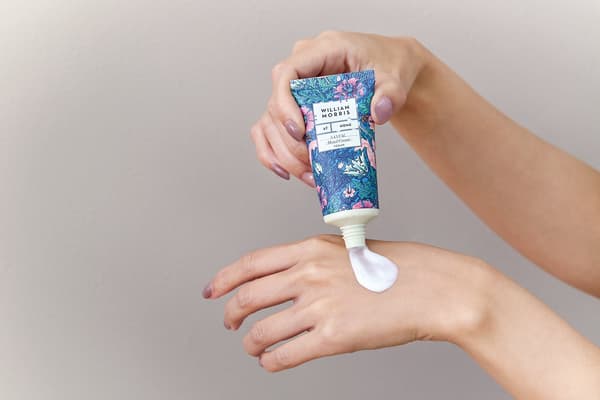 Aplicación de la crema de manos Santal en el dorso de la mano