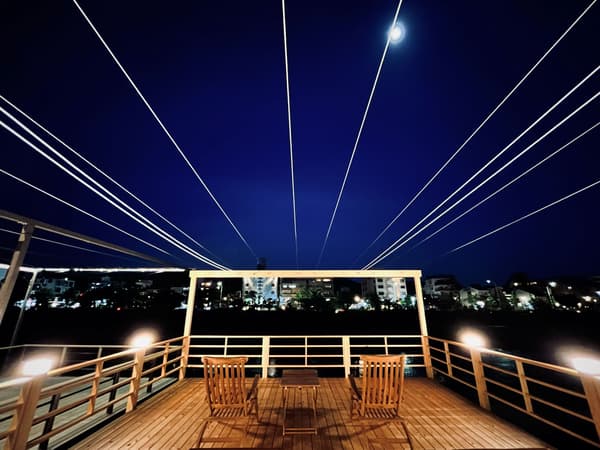 Vista diurna del Kamogawa desde la suite
