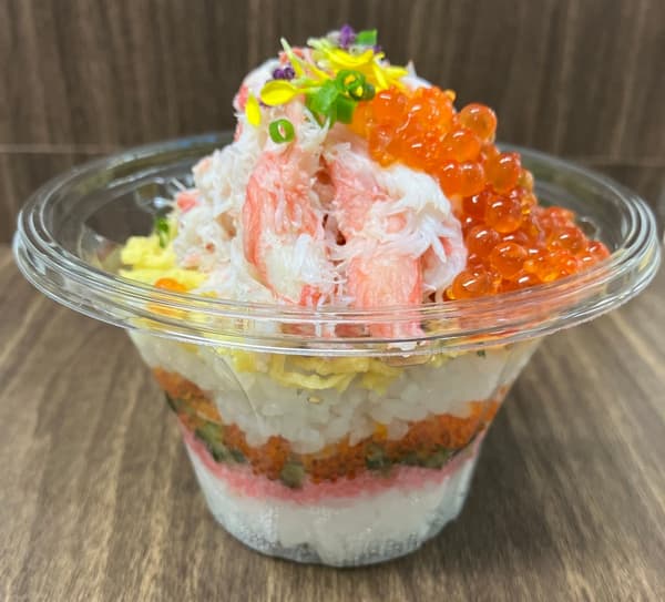 异想天开的螃蟹散寿司芭菲风格 980日元（含税）