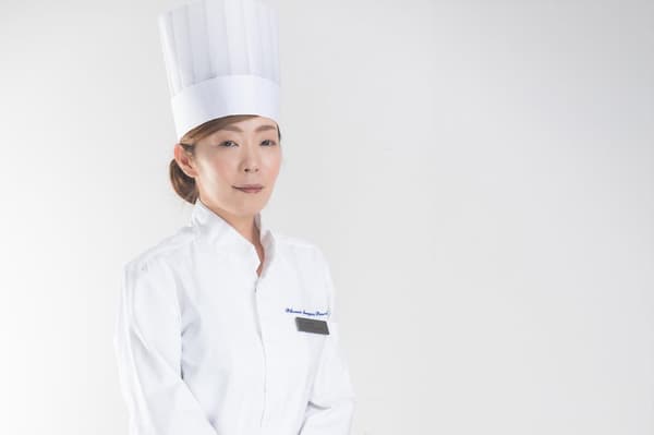 凤凰喜凯亚海洋巨蛋酒店糕点师：河野裕子（Iconia Hospitality主办的2024年最佳厨师烹饪比赛冠军）