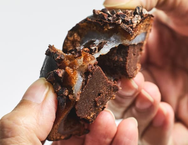화과자 장인이 만든 바삭하고 쫄깃한 초콜릿 팥소 도넛