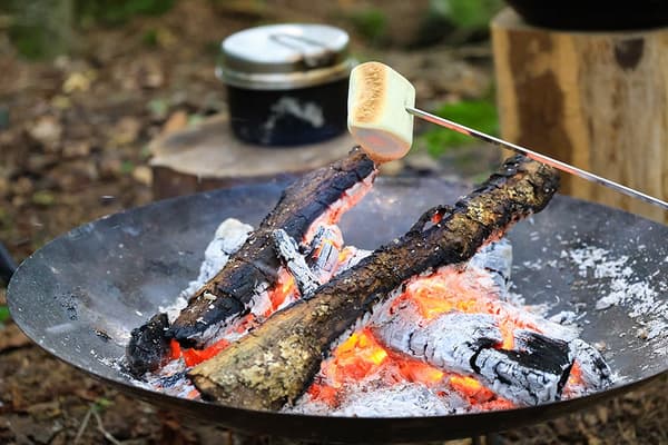 Sillas y pozo de fuego preparados para la acampada diurna