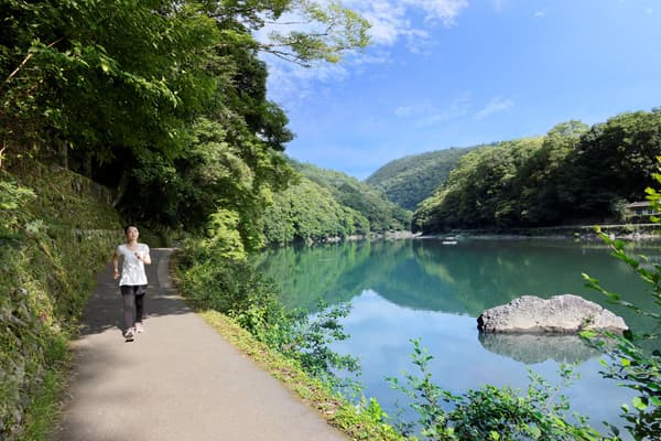 沿着保津川散步