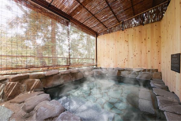 Open-air bath soothed by the murmur of Natori River