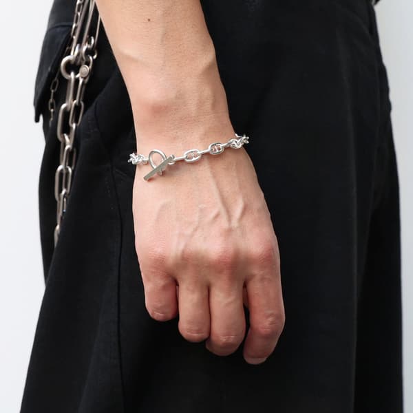 PULSERA HOLLOW MARINE CHAIN (GRUESA) puesta en una muñeca