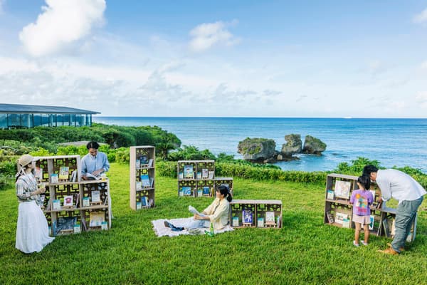 在「海風書園」草坪區放鬆休憩,並享受海景