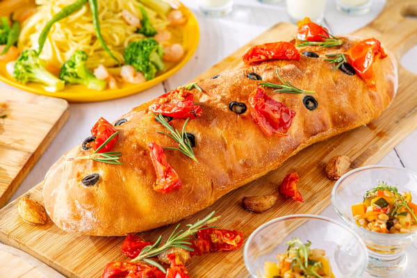 Focaccia recién horneada a diario con ingredientes de temporada rotativos