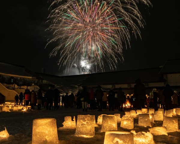 烟花和音乐的比赛提供了壮观的景象！