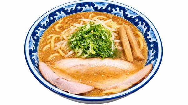 Semangkuk ramen miso dengan irisan chashu, menma, dan irisan daun bawang dalam mangkuk biru putih