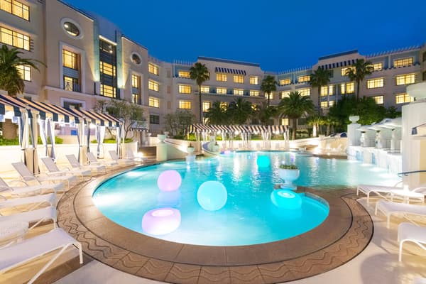 棕榈花园泳池——度假村夏夜 (C)Disney