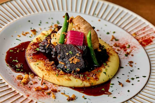 Almuerzo y cena: Carrillera de ternera nacional braseada al vino tinto