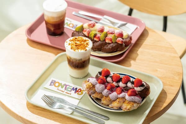 Donat dan minuman BONTEMPS di atas nampan