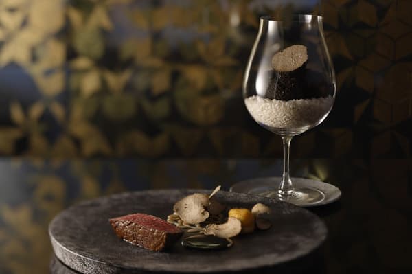Fillet sapi hitam dengan truffle hitam di TOKI