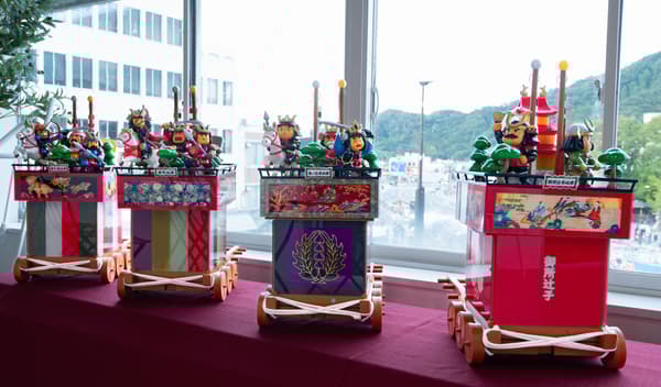 以实际彩车为原型的餐具