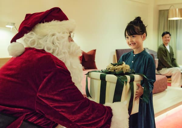 Papá Noel entregando un regalo