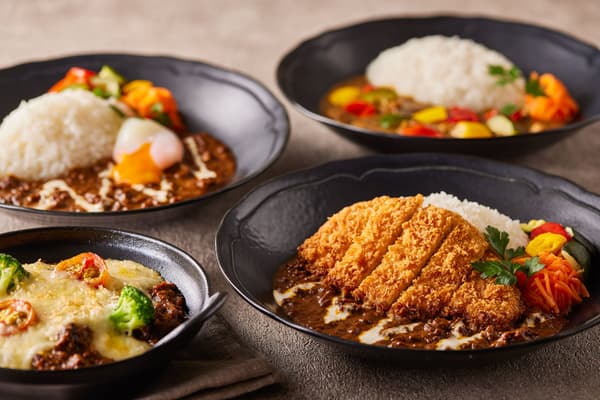 Top left: Owakudani Curry (with soft-boiled egg); top right: Vegetable Curry; bottom left: Baked Cheese Curry; bottom right: Owakudani Katsu Curry — from ¥1,650 (tax included)