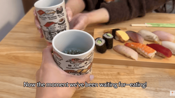 寿司主题茶杯中的抹茶