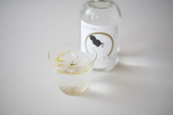 Bunga osmanthus yang mengapung di segelas HOLON GIN SEASONAL 金木犀 0,00%