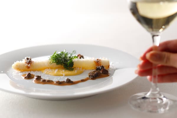 白芦笋炸配黄酒风味萨芭雍酱——¥3,500（不含服务费）