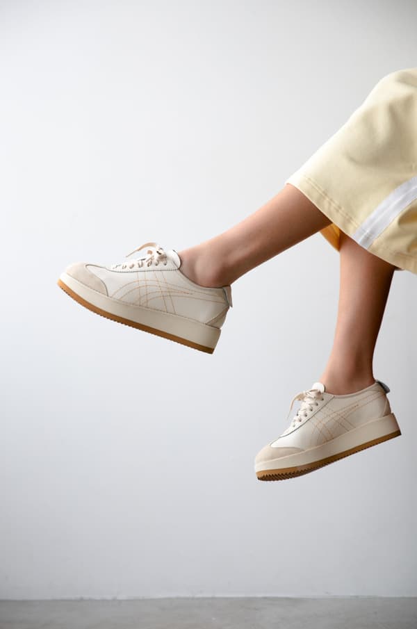 Side view showcasing the platform sole design of MEXICO 66 CHUNK