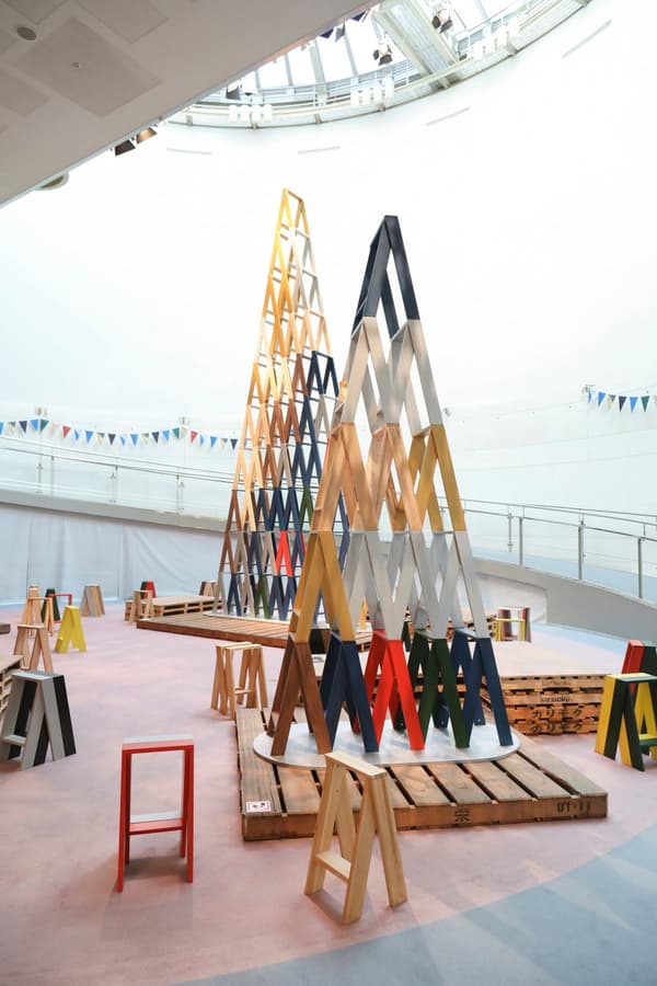 Spiral Xmas Market 2022에서 '상징적인 트리'로 쌓아 올려진 가리모쿠의 AA HIGH STOOL