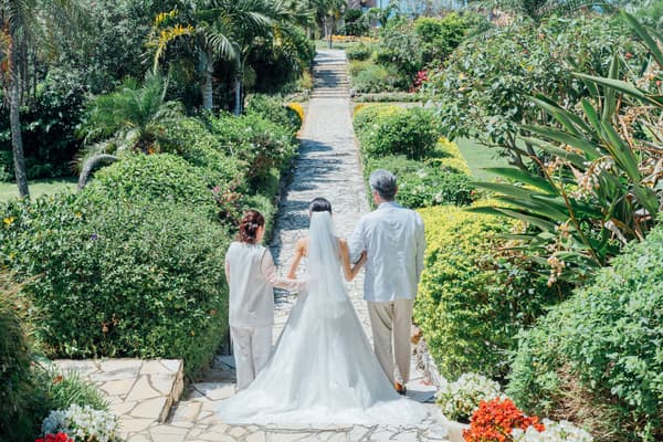 Wedding Path: berjalan di jalur yang dipenuhi alam bersama orang-orang terkasih