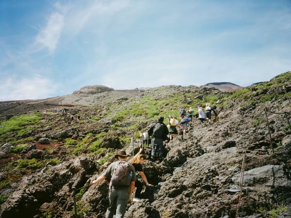 요시다구치 등산로의 가파른 바위 구간을 오르는 등산객들