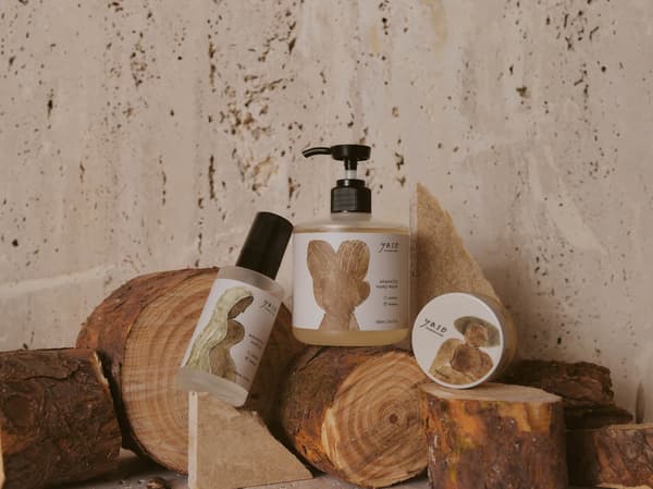 Línea de cuidado de la piel de yaso que utiliza aceites esenciales destilados internamente