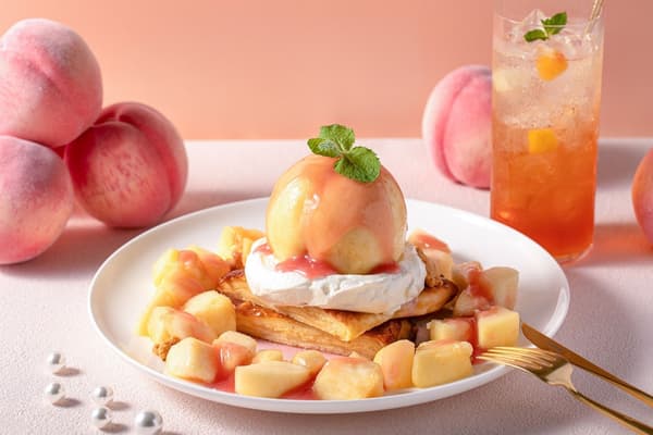 Peach Mille-Feuille Pancake with Two Whole Peaches — ¥5,500 (tax included, reservation required)