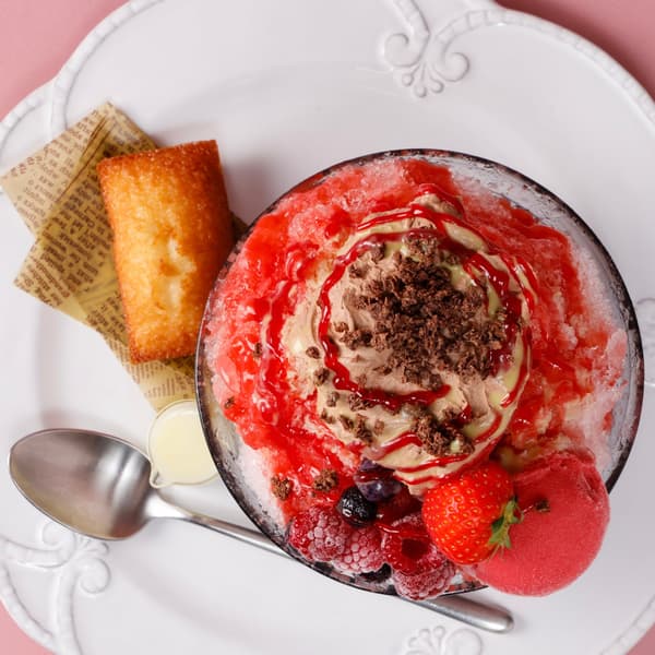 Financier vanilla served alongside the shaved ice