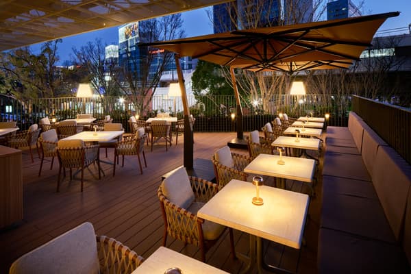 Tempat duduk teras di Sarabeth's BASEGATE Yokohama Kannai