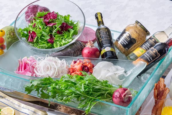 Una barra de ensaladas bien surtida con coloridas verduras frescas